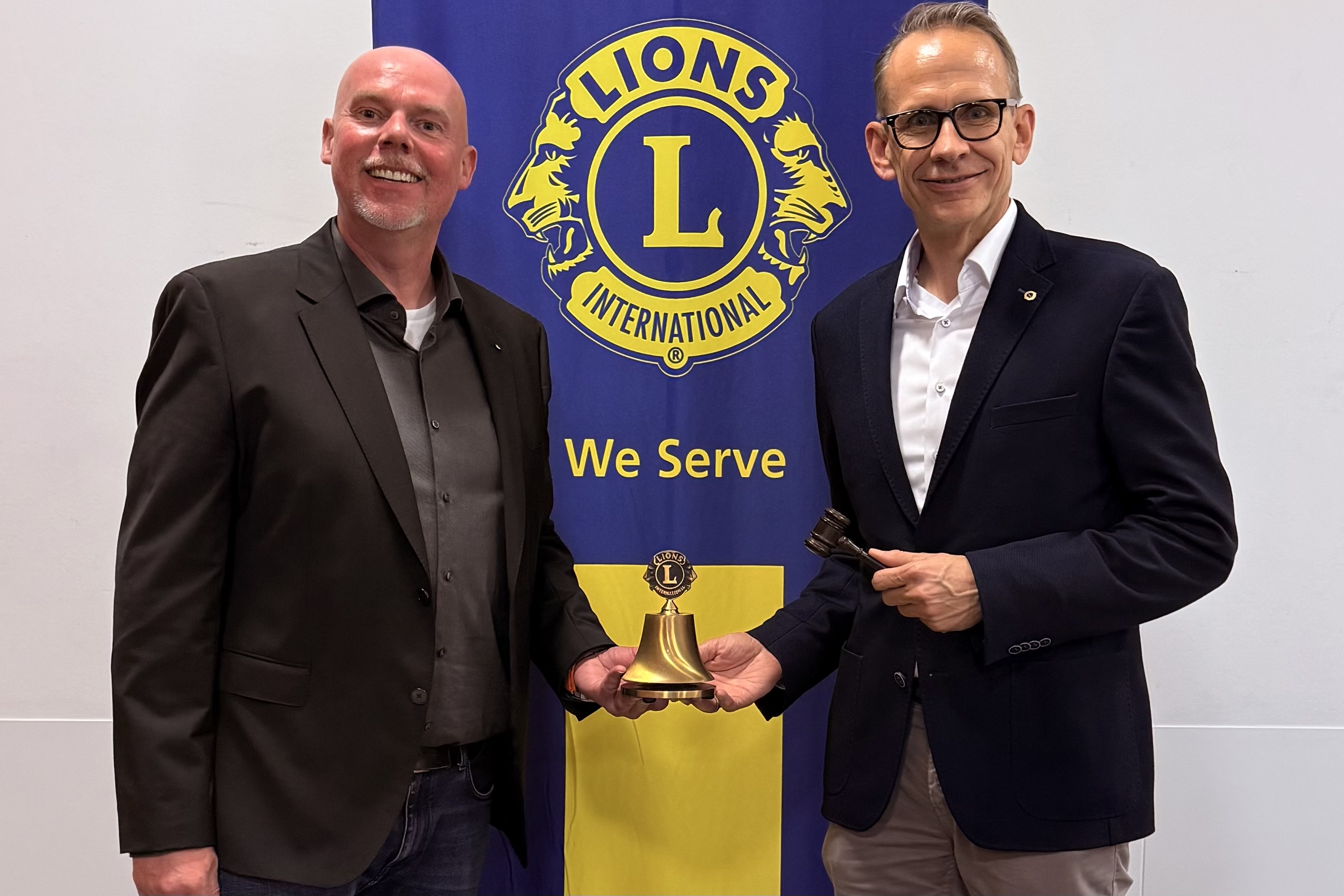 Das Foto zeigt Mark André Kniffka und Harald Korf bei der Übergabe der Präsidentschaft, symbolisch wird die Club Glocke übergeben