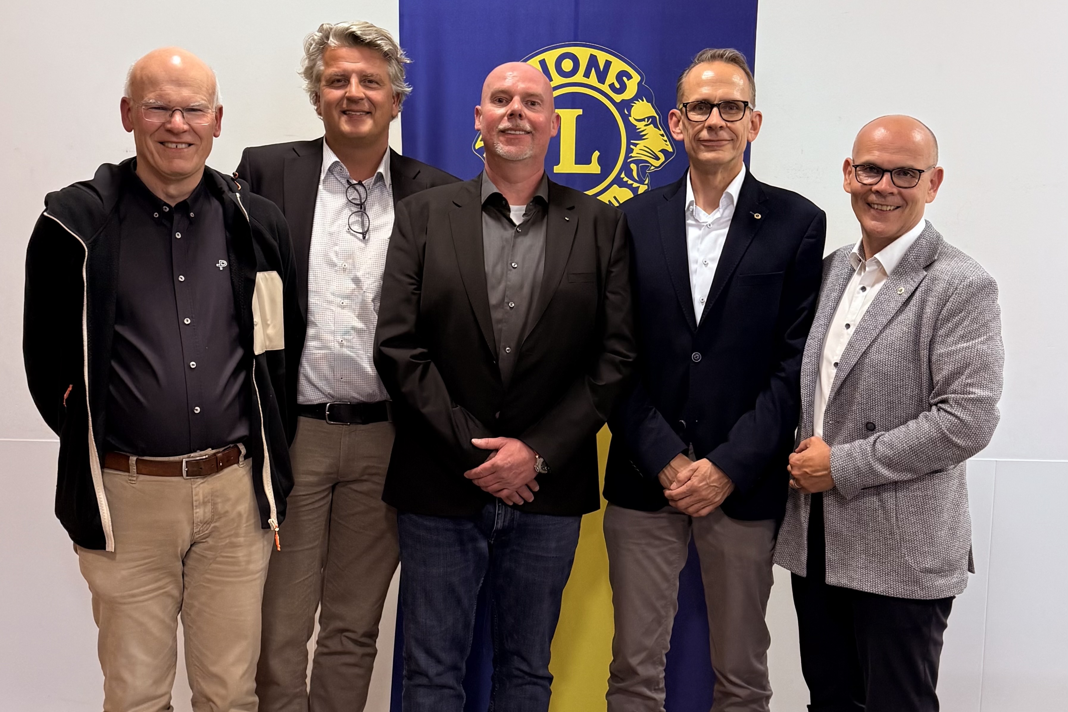 Das Foto zeigt den Clubvorstand für das Lions-Jahr 2026/2027, von links nach rechts, bestehend aus Sekretär Werner Quade, Vize Präsident Carsten Kehlen, Past Präsident Mark André Kniffka, Präsident Harald Korf, Schatzmeister Andreas Köster).