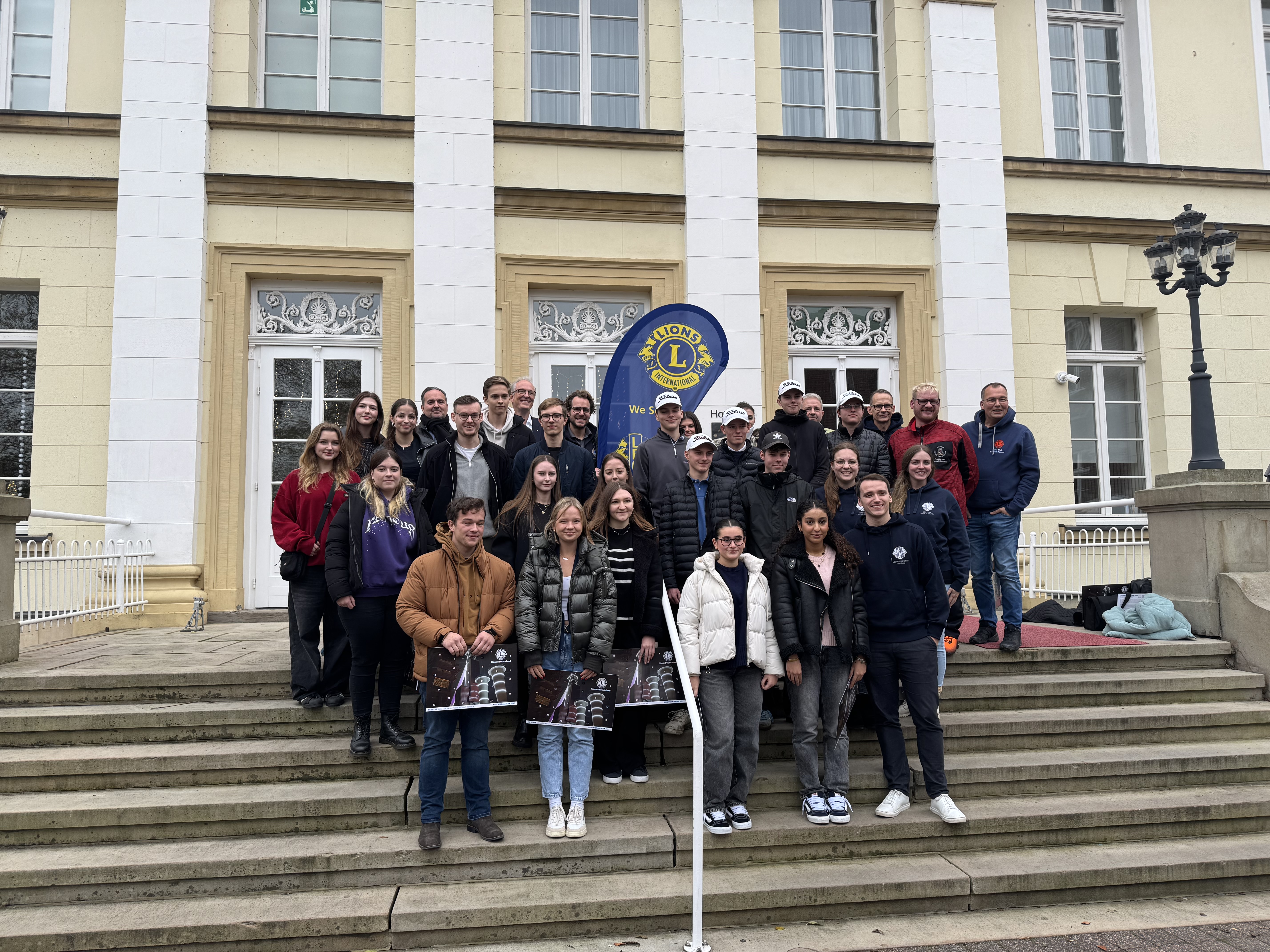 Gruppenbild der LEO Informationsveranstaltung vor dem Schloss Westerholt