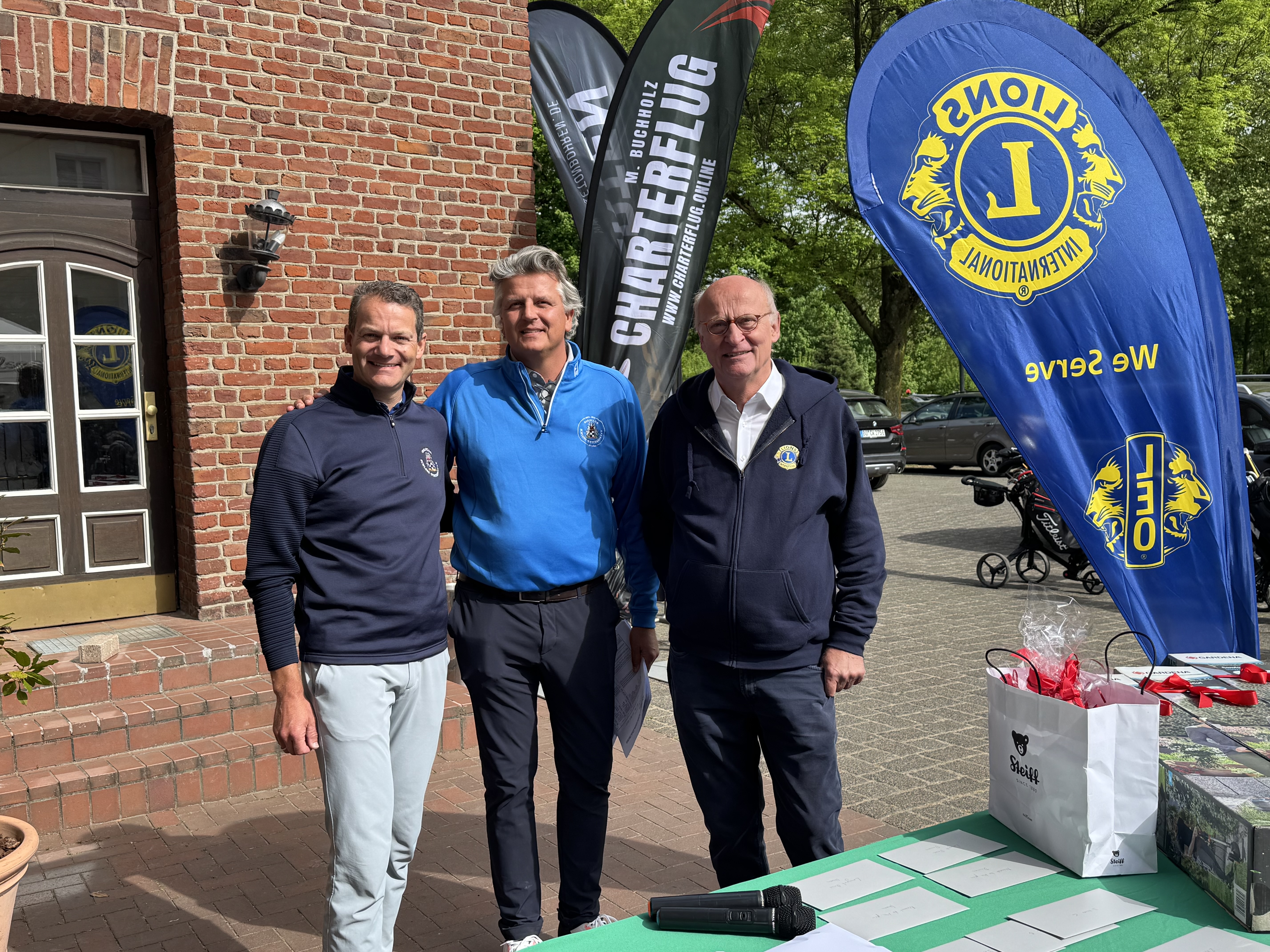 Das Bild zeigt Carsten Fechner, Carsten Kehlen und Michael Lackmann bei der Begrüßung der Teilnehmer nach dem Turnier und Bekanntgabe der Gewinner