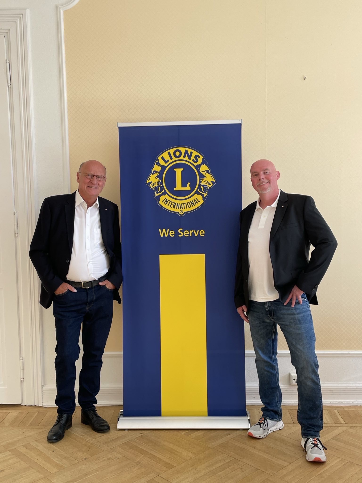 Das Bild zeigt den scheidenden Präsidenten Michael Lackmann links und den neuen Präsidenten Mark André Kniffka bei der Präsidentschaftsübergabe