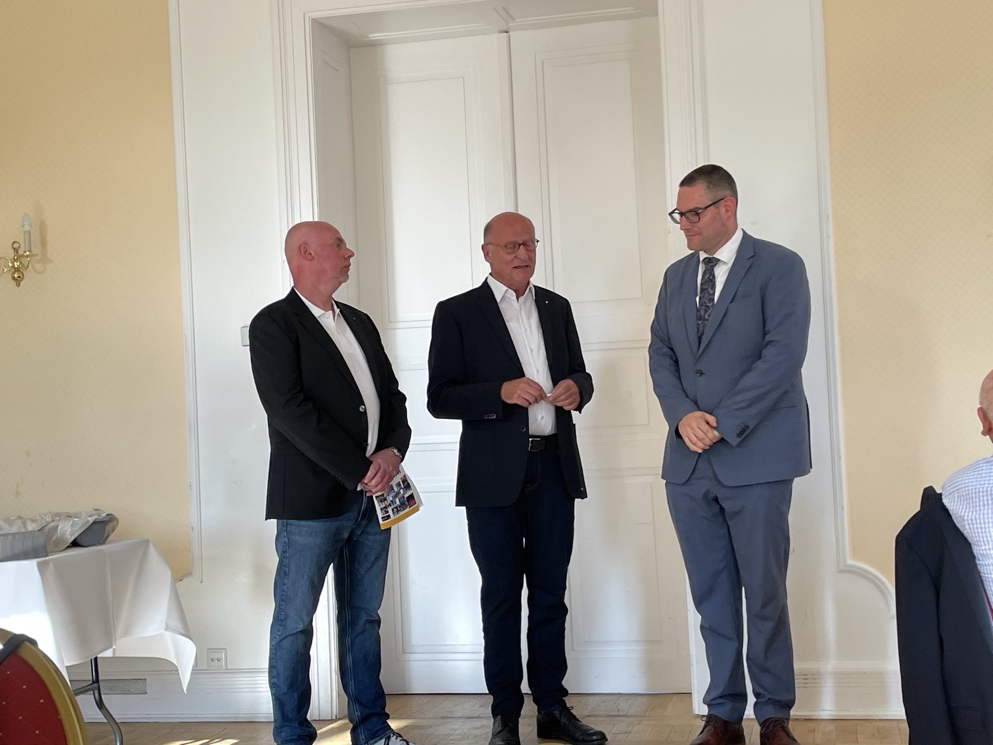 Das Bild zeigt Mark André Kniffka (links im Bild) mit Michael Lackmann (Mitte) bei der offiziellen Aufnahme von Benedikt Koch in den Lions Club Herten