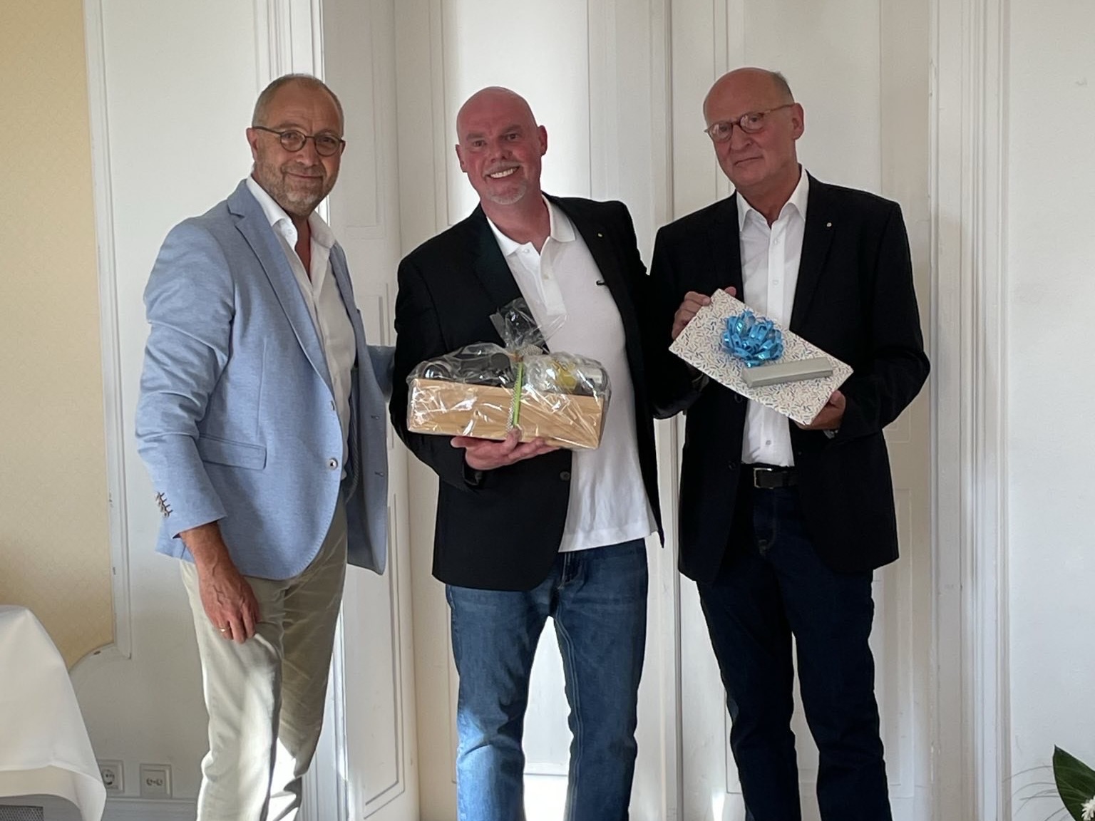 Das Bild zeigt den sche, gemeinsam mit Ron Vonk vom Lions Club Renkum