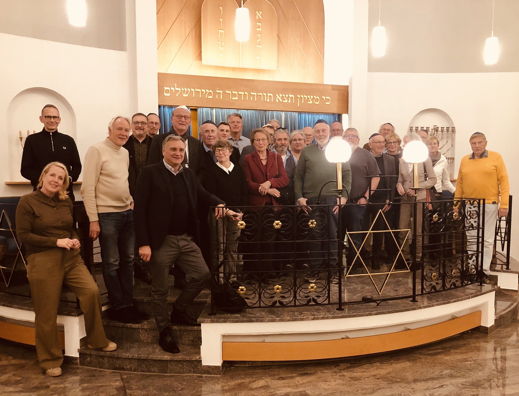 Gruppenbild der Lions in der Synagoge gemeinsam mit Isaac Tourgmann dem Kantor der jüdischen Gemeinde