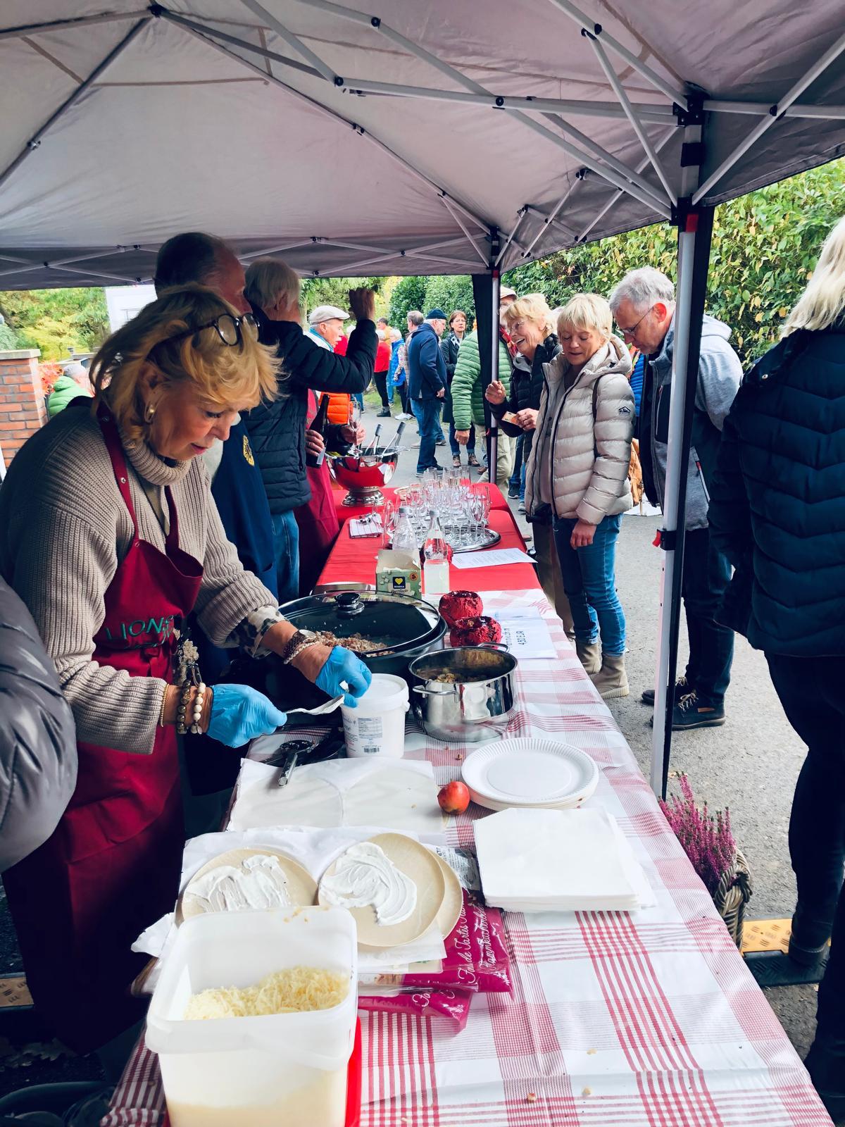 Das Foto zeigt einige Lions bei der Herstellung frischer Flammkuchen