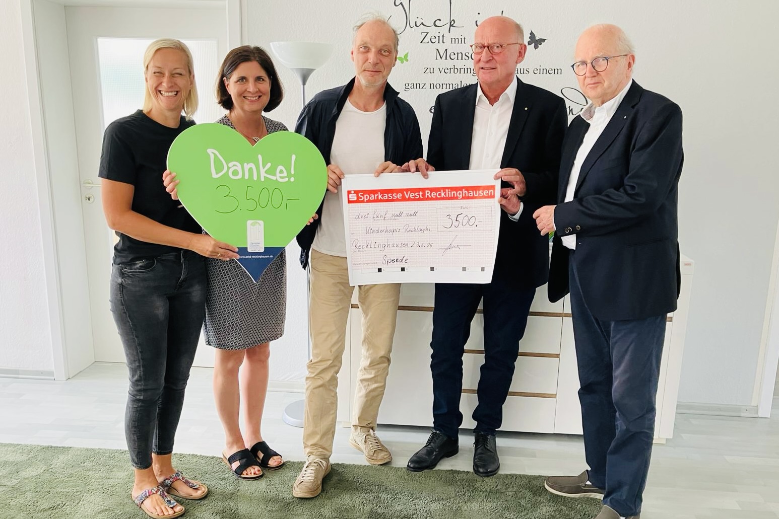 Das Foto zeigt die beiden Vertreter des Lions Clubs Herten Michael Lackmann und Hans-Heinrich Volkenborn, gemeinsam mit den Vertretern des Kinder und Jugendhospizdienstes Martin Brambach, Christiane Heller und Sandra Westhof, bei der Spendenübergabe.