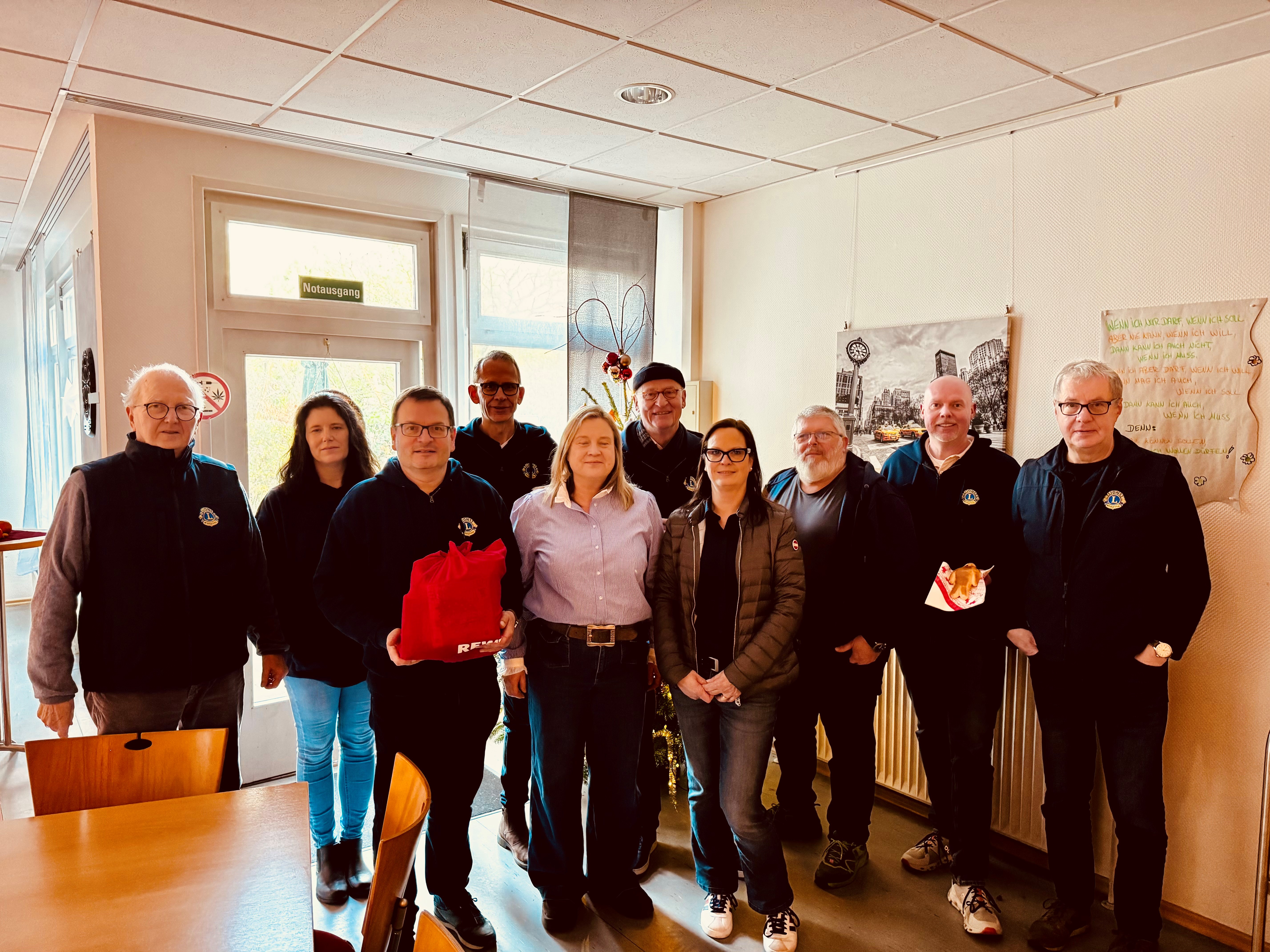 Das Foto ist ein Gruppenbild und zeigt Mitglieder des Lions Club Herten, gemeinsam mit Vera Wieland (2.v.l.) von der Beratungsstelle der Diakonie in Herten, im Rahmen der Weihnachstfeier
